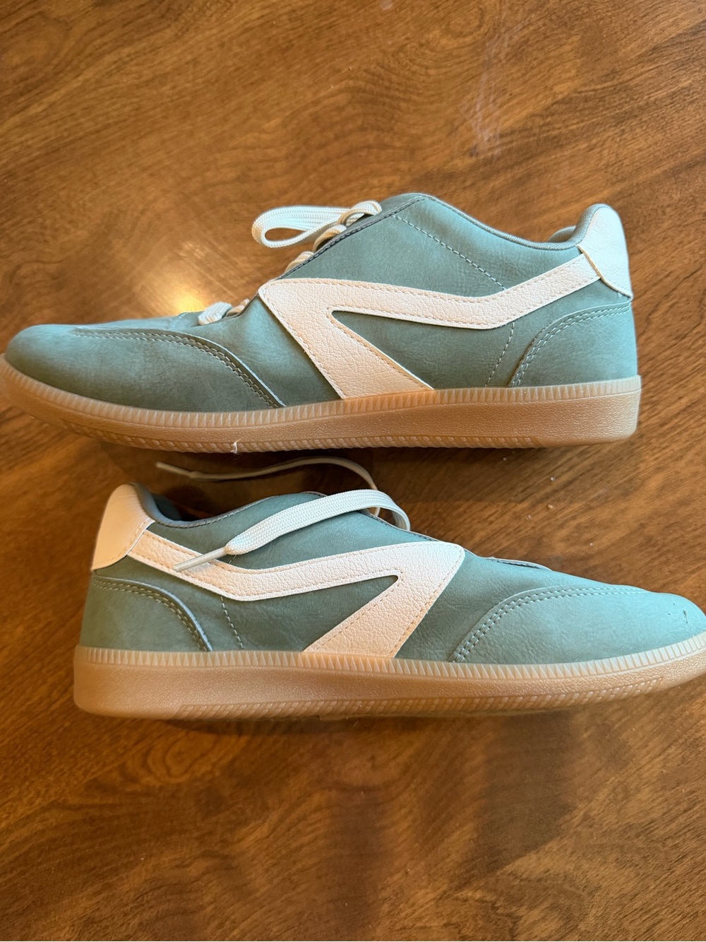 Women’s Dolce Vita Quantum Sneakers in a Light Green Sage Color Size 8